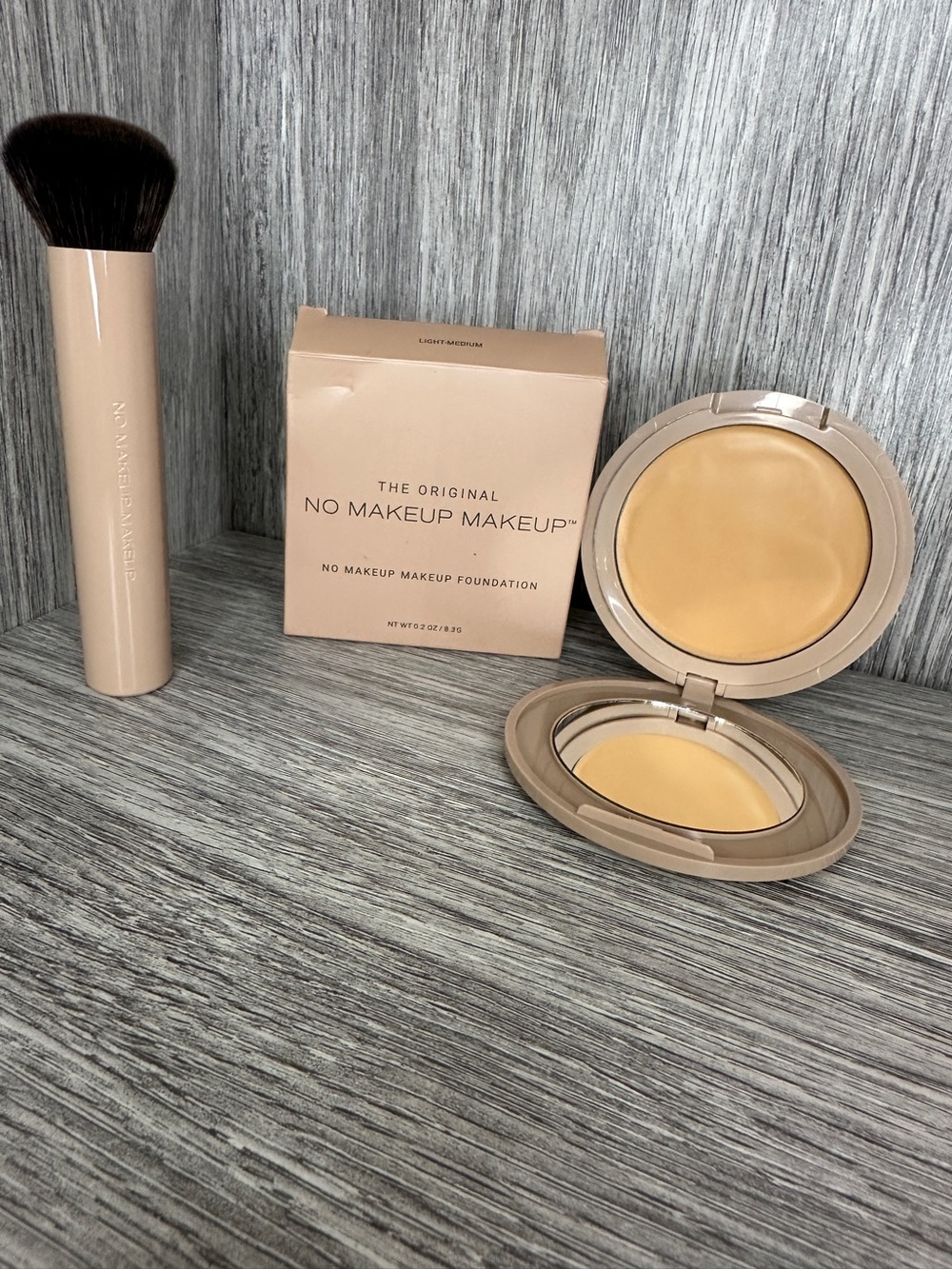 No Makeup Makeup Foundation with Brush- Light/Medium Shade